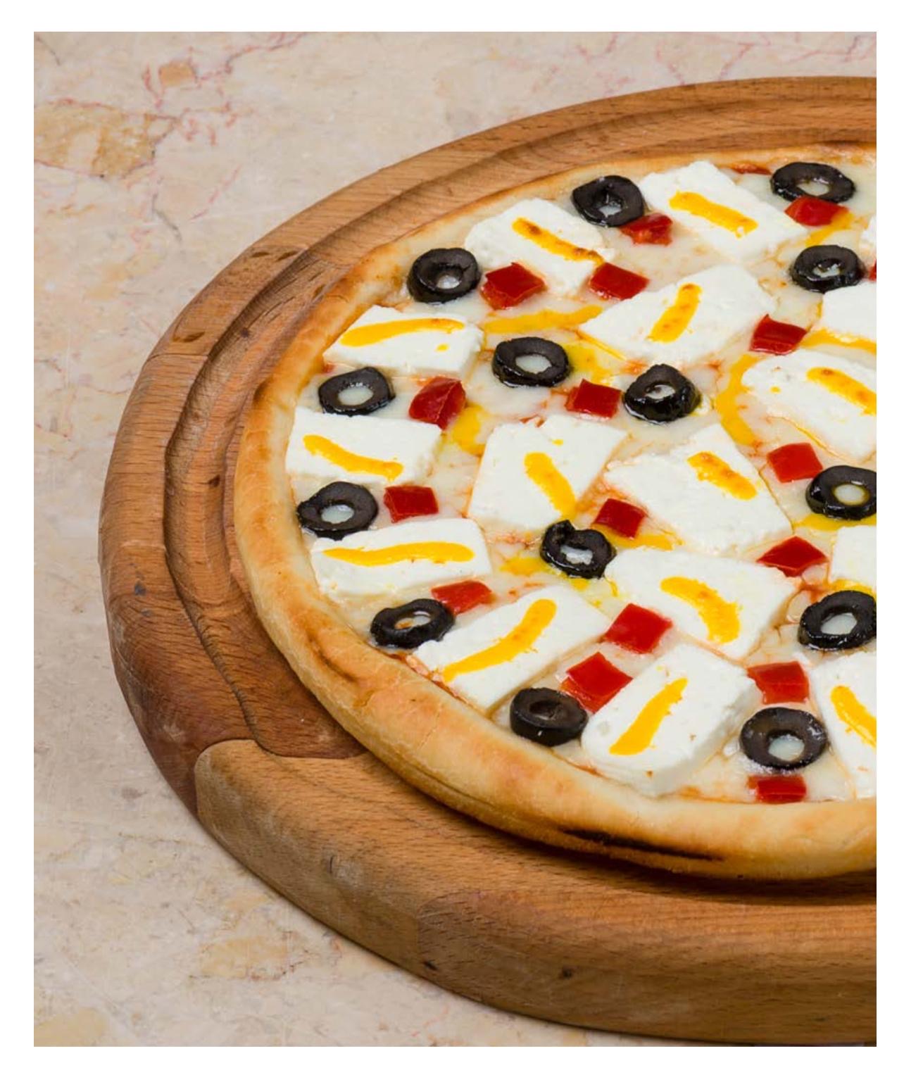 Üç peynirli pizza