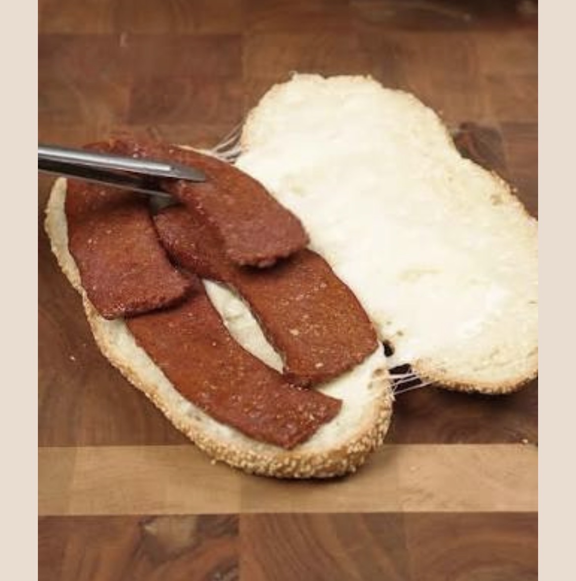 Üç çeyrek sucuk ekmek